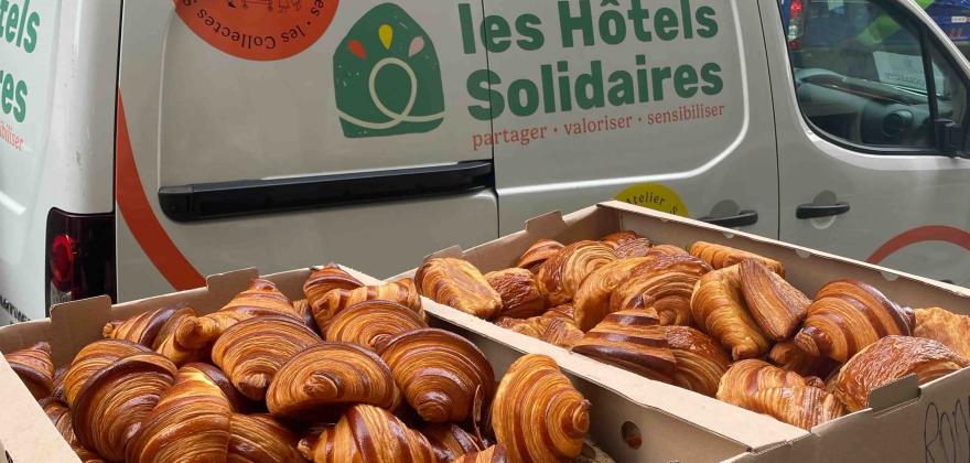 Team building solidaire à Paris : collectez, triez et transformez le surplus des hôtels en une journée